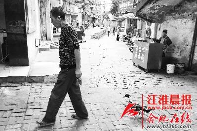 安庆一市民三年每天带鸭子散步 小鸭成为明星宠物