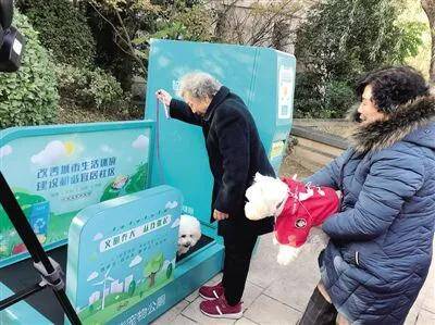 首个宠物智能公厕“上线” 还配备拾便袋、旧报纸