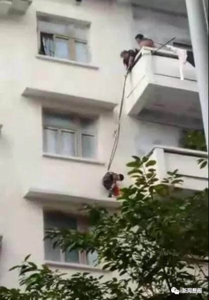 外婆高楼绳吊7岁孙子救猫，网友惊呆：娃是买猫送的？