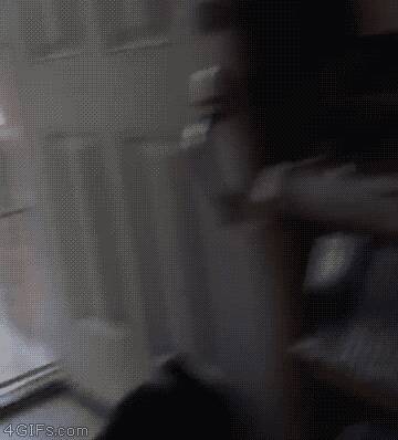汪：“哎？你们这是看啥呢？”