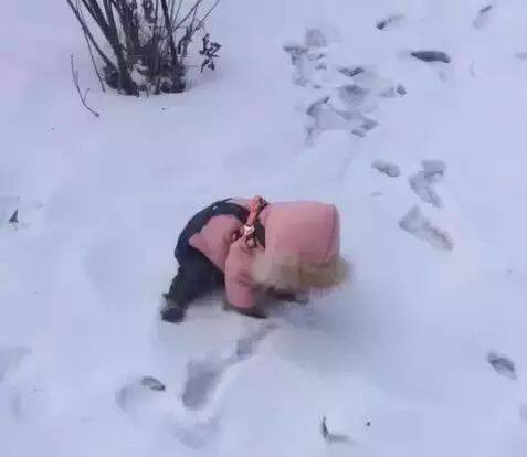 小朋友趴在雪地里不动，有孩子妈着急过去看了一眼，笑尿