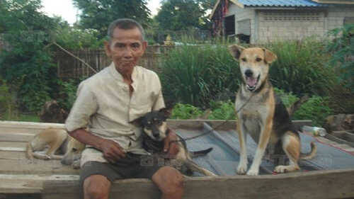 泰国老人从小吃狗狗奶水长大