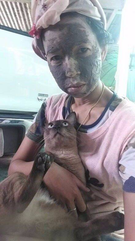 主人在敷面膜，拉着猫一起拍照，结果发现猫的表情亮了...