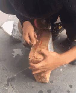 原来猫咪还能帮你拆快递，涨知识了！