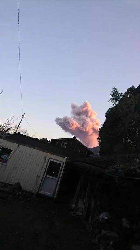 日本新燃岳火山爆发，喷出一只跳跃的猫咪，终于要统治地球了吗？