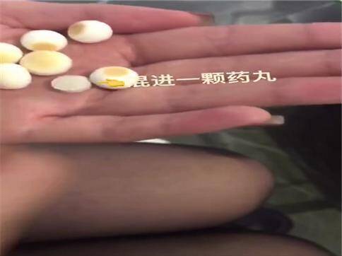 为了让金毛乖乖的吃药，拿小馒头以真乱假，网友：演技也是满拼的