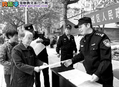 民警现场宣传文明养犬受到居民好评