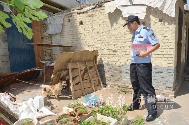 泰城一宠物狗挣脱链子 在小区狂吠追人