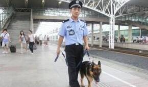 警犬首次亮相扬州火车站值勤  旅客赞不绝口